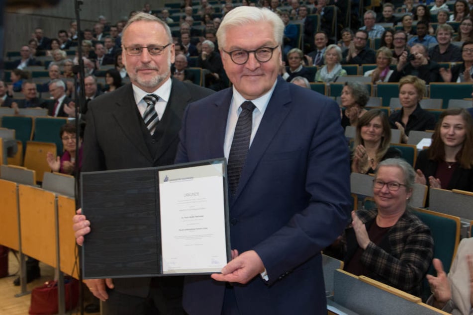 Volker Peckhaus (links), Dekan der Fakultät für Kulturwissenschften, übergab Steinmeier die Urkunde.