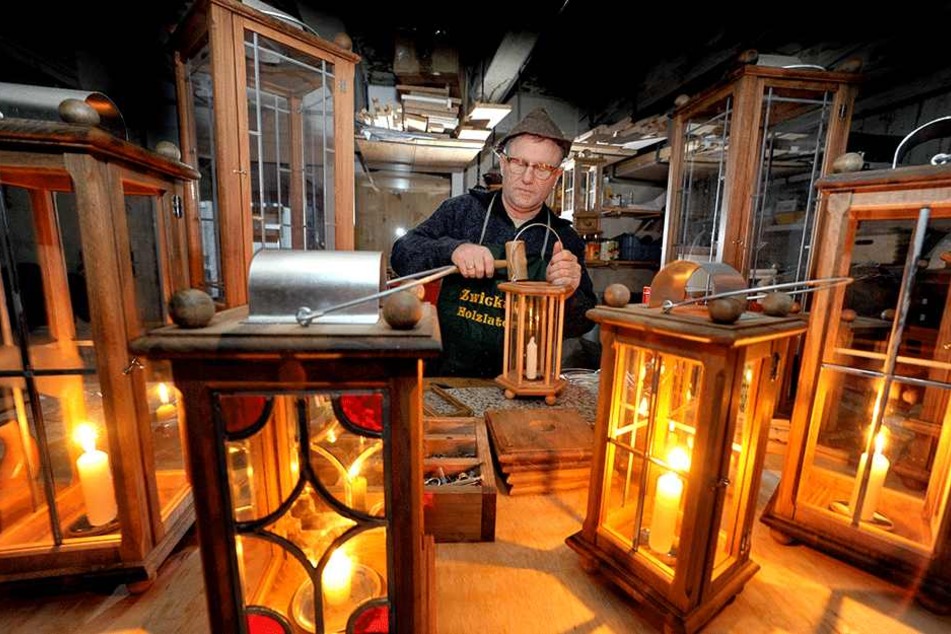 Der Zwickauer Lampenmacher Joachim Schmidt (58) fertigt als einziger in Deutschland noch nostalgische Lampen mit Bleiglas.