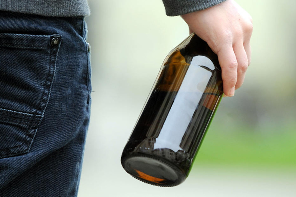 Der 15-Jährige drehte sich um, im gleichen Augenblick zog ihm jemand eine Glasflasche über den Kopf. (Symbolbild)