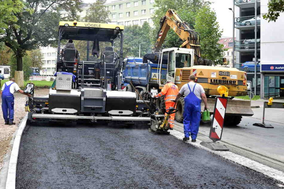Sechs Meter breit und 23 Tonnen schwer: Mit diesem "Monster" werden die Parkbuchten asphaltiert.