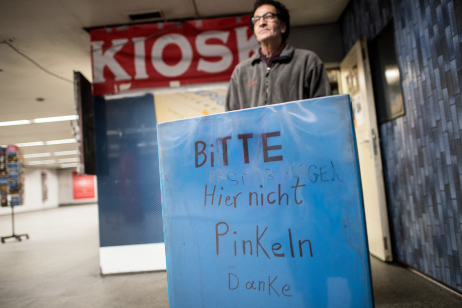 Kiosk-Besitzer Zare-Hamedami versucht die Pinkler mit einem Schild zu stoppen.