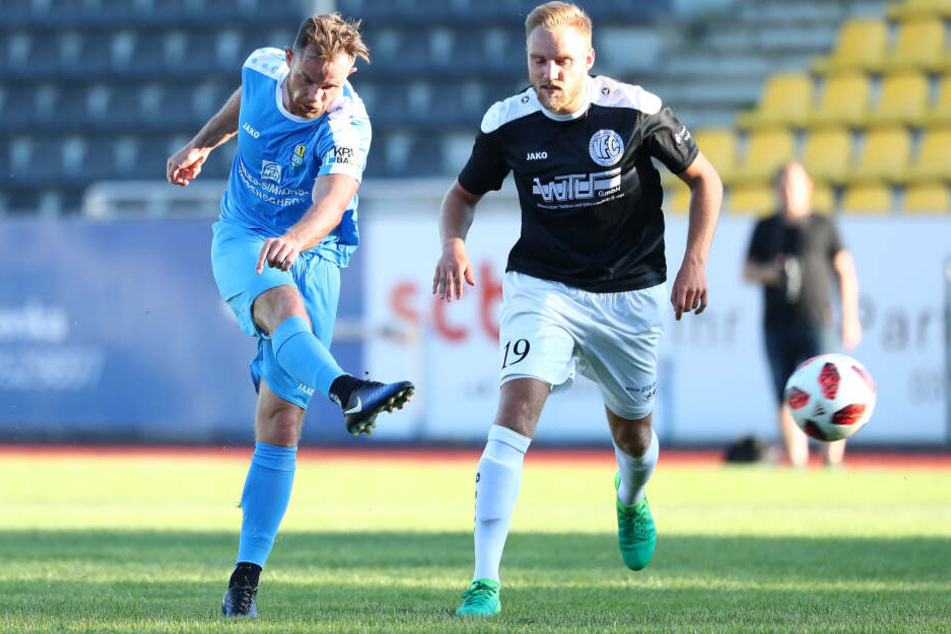 Tobias Müller (l.) zieht im Testspiel beim VFC Plauen vor Philipp Dartsch ab. Müller sammelte in der 3. Liga bereits bei Dynamo und dem Halleschen FC Erfahrung.