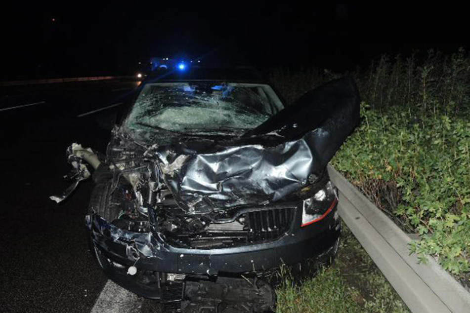 Der 26-jährige Skoda-Fahrer kam nach rechts von seinem Fahrstreifen ab und fuhr frontal auf einen fahrenden Lkw.