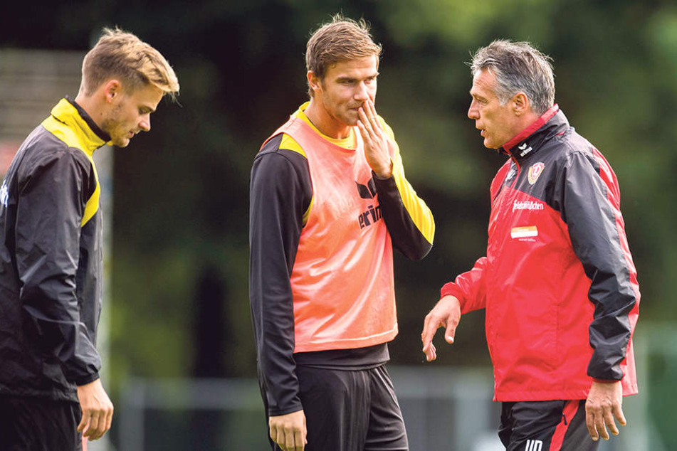Dynamo-Trainer Uwe Neuhaus (r.) mit Lucas Röser (l.) und Eero Markkanen.
