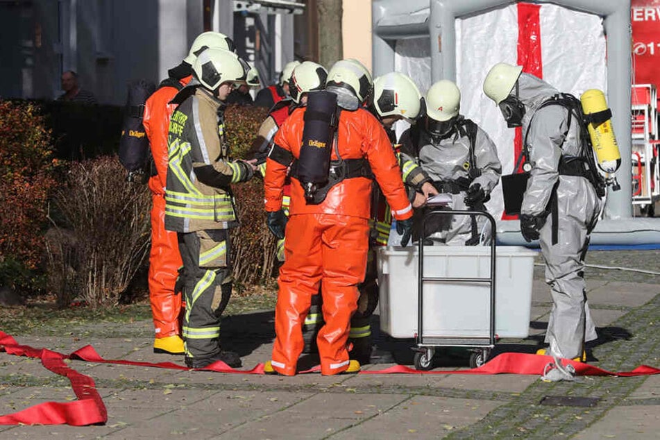Mehrere Einsatzkräfte in Schutzkleidung sind vor Ort.