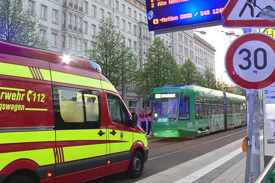 Als die Einsatzkräfte vor Ort eintrafen, lag der Mann verletzt unter der Straßenbahn.