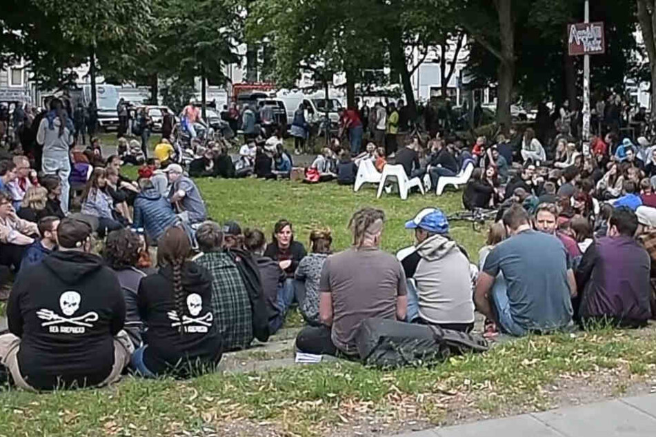 Die Menschen versammelten sich ab 18 Uhr zum Cornern am Neuen Pferdemarkt.