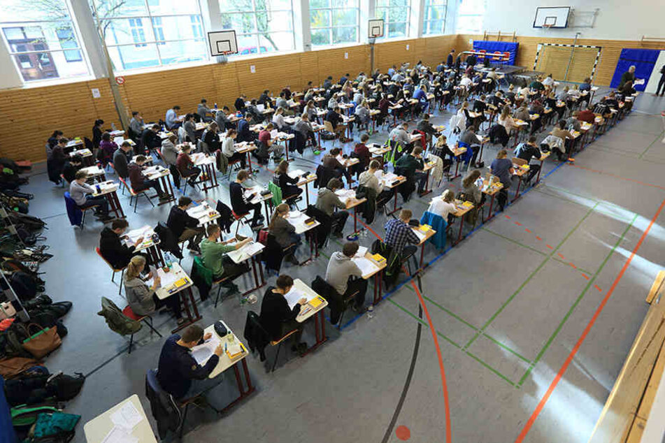 Ein zweites Mal dürfen Brandenburgs Schüler zum schriftlichen Mathe-Abi antreten. (Symbolbild)