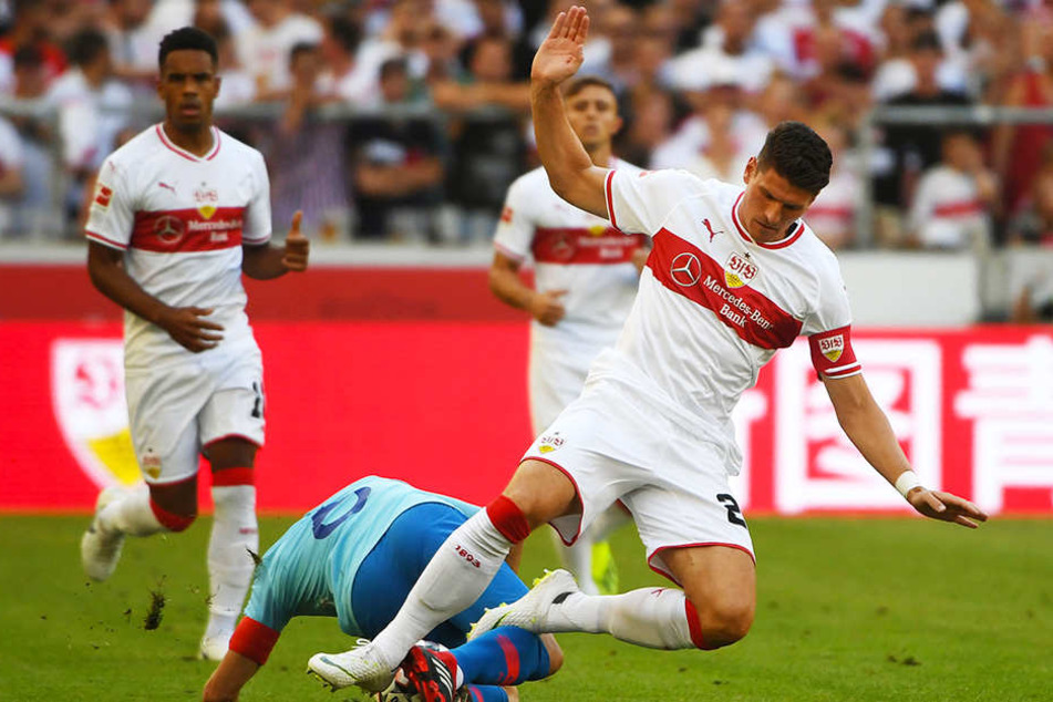 VfB-Stürmer Mario Gómez im Zweikampf mit Atléticos Koke. Daniel Didavi (l.) und Pablo Maffeo (hinten) schauen zu.