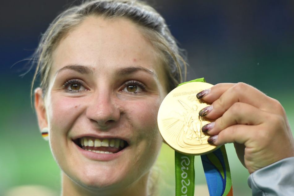 Kristina Vogel strahlt mit ihrer Goldmedaille um die Wette.