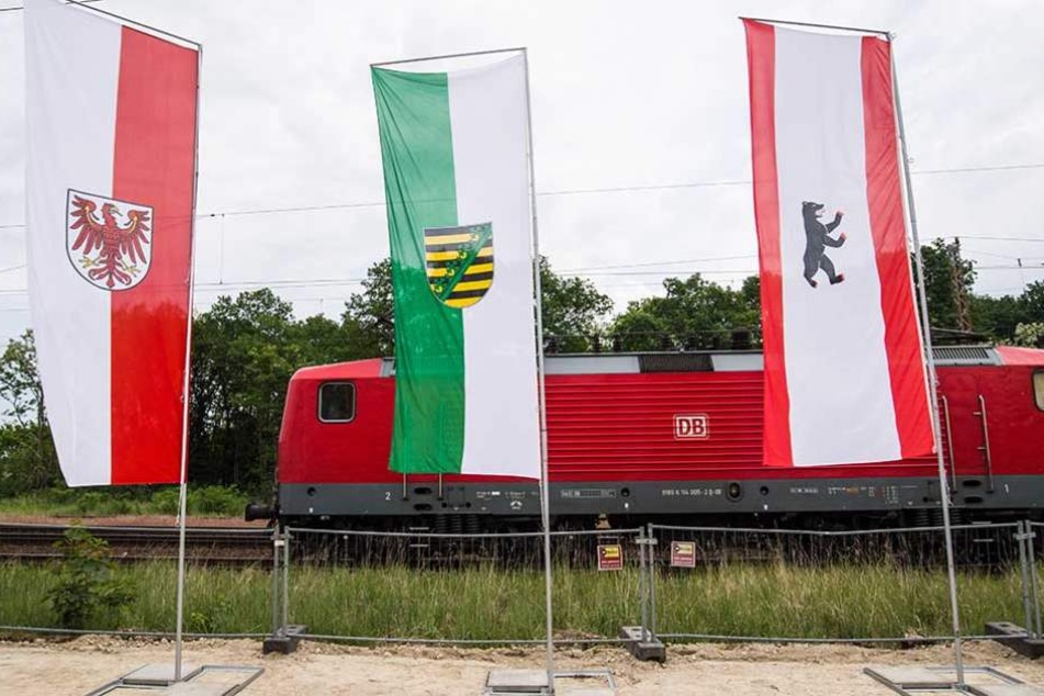 in Baruth (Brandenburg) stehen die Landesfahnen von Brandenburg (l-r), Sachsen und Berlin. Der Ausbau der Strecke in diesem Bereich ist fast beendet.