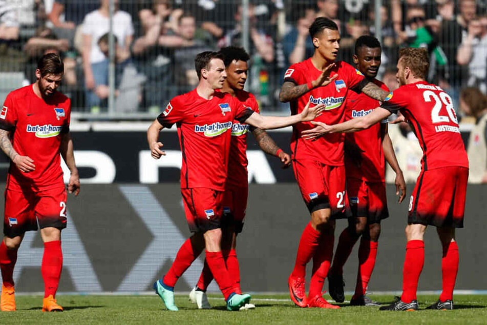 Davie Selke (3.v.r), Salomon Kalou (2.v.r) und Fabian Lustenberger (r) bejubeln das 0:1 gegen Mönchengladbach.