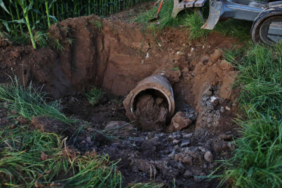 Mit einem Bagger wurde das Wasserrohr freigelegt.