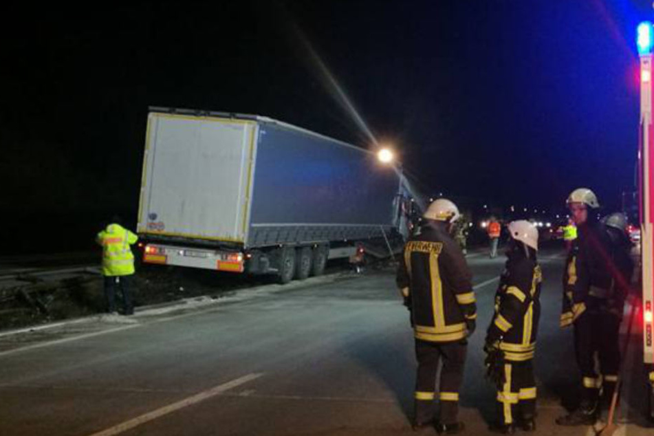 Der Lkw machte 150 Meter der Leitplanke platt.