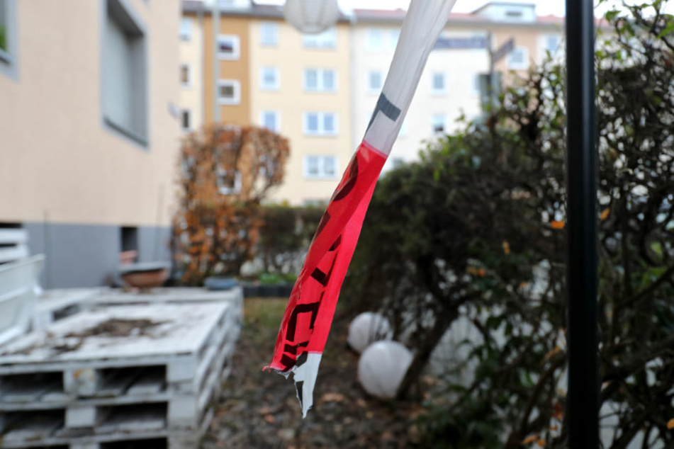 An einem der Tatorte hängt ein abgerissenes Absperrband.