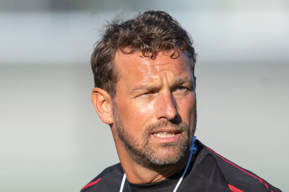 Trainer Markus Weinzierl wird mit seiner Mannschaft gegen den DFB-Pokalsieger antreten. (Archiv)