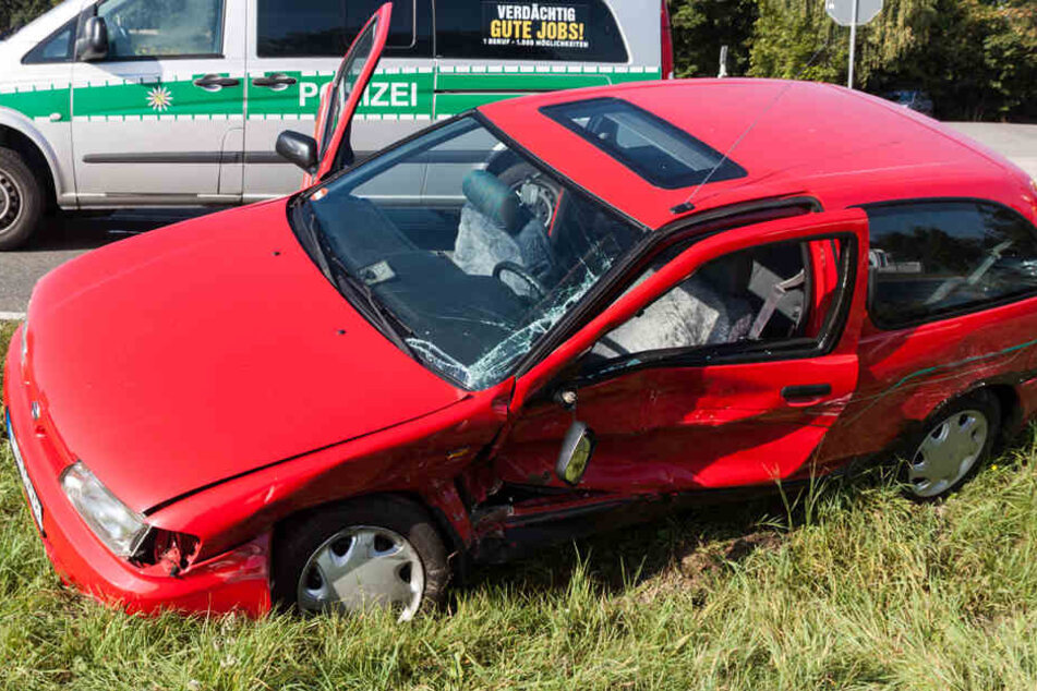 Der Nissan wurde bei dem Unfall auf der Fahrerseite demoliert.