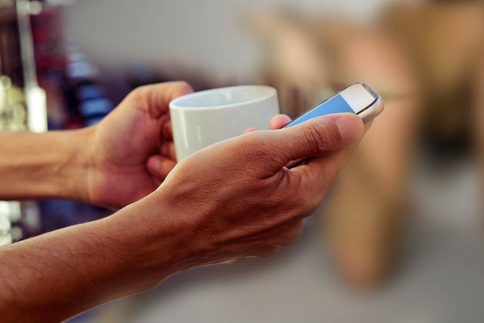 Der Gastronom hatte eindeutige Aufnahmen von sich und seiner Frau gespeichert. Die Täter wollen die Bilder ins Netz stellen.