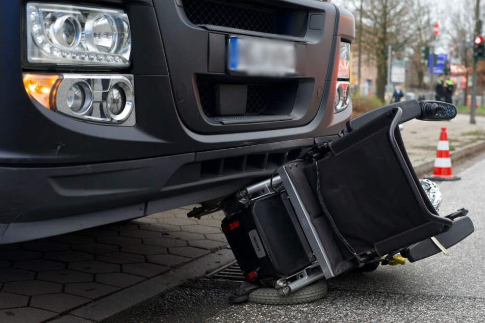Der Rollstuhl wurde unter der Lkw-Front eingeklemmt.