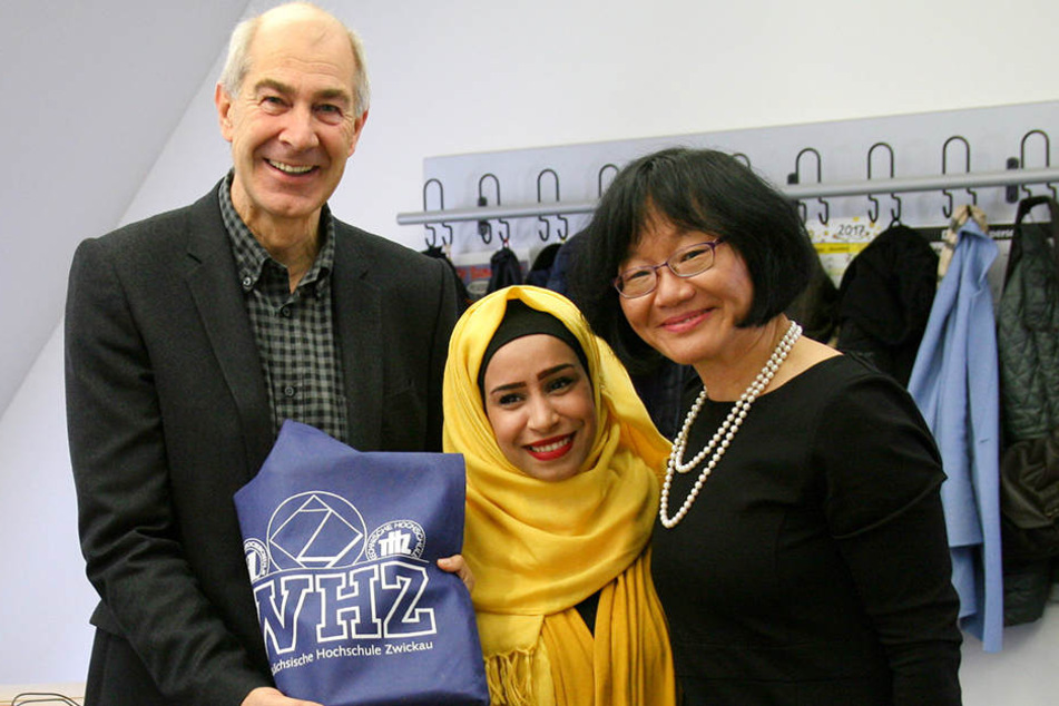 Die Studentin Ghinwa Toukhi (M) aus dem Libanon mit dem Rektor der Westsächsische Hochschule Zwickau, Karl Schwister (l.), und Hui-Fang Chiao, WHZ-Prorektorin (r.) Internationales