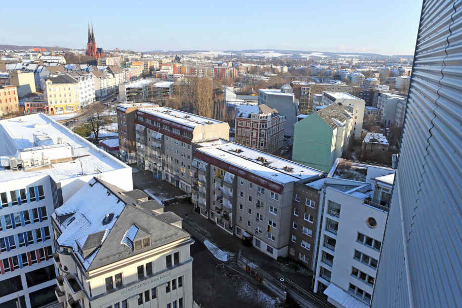Der Sonnenberg: Das Armenhaus der Stadt. Neben dem Neuen Technischen Rathaus (links) steht als Kontrast eine heruntergekommene Neubauzeile.