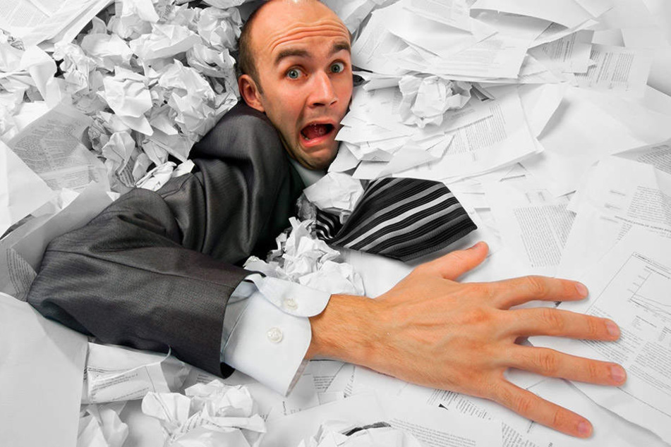 Wer Schreiben und Verträge nicht gleich abheftet, versinkt irgendwann unweigerlich im Papierwust.