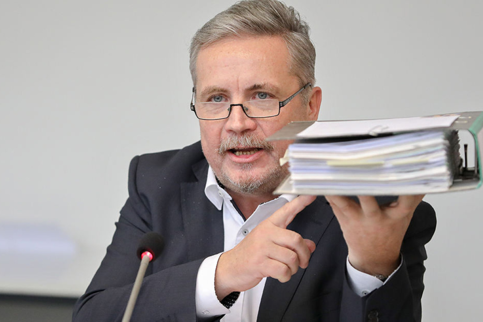 Annabergs Oberbürgermeister Rolf Schmidt mit einem Fördermittelantrag für eine Straße.