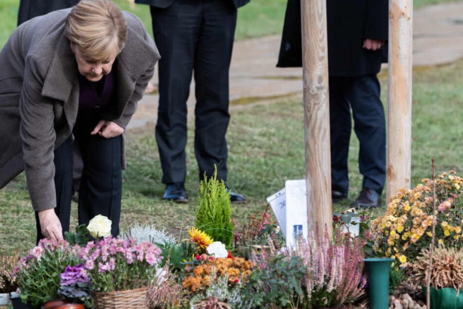 Angela Merkel legte eine Rose für das NSU-Opfer nieder.