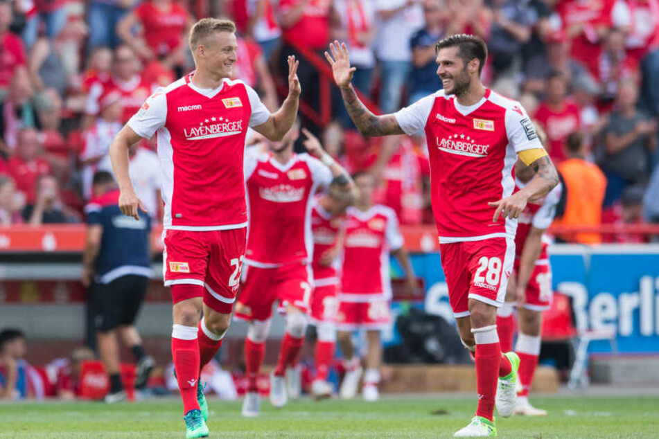 Felix Kroos bejubelt mit Christopher Trimmel sein entscheidendes Tor.