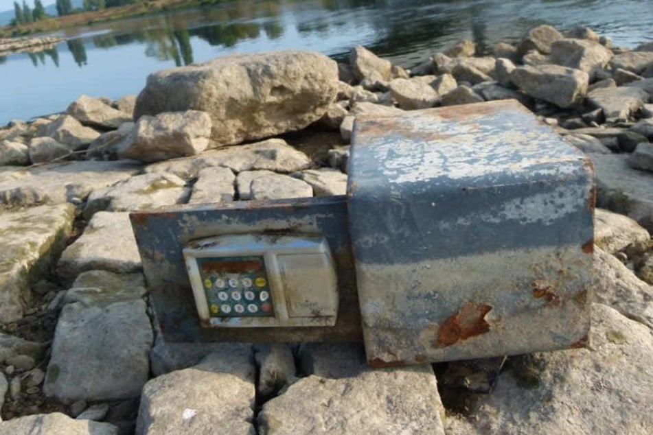 Am Ufer der Weser fand man den aufgebrochenen Tresor.