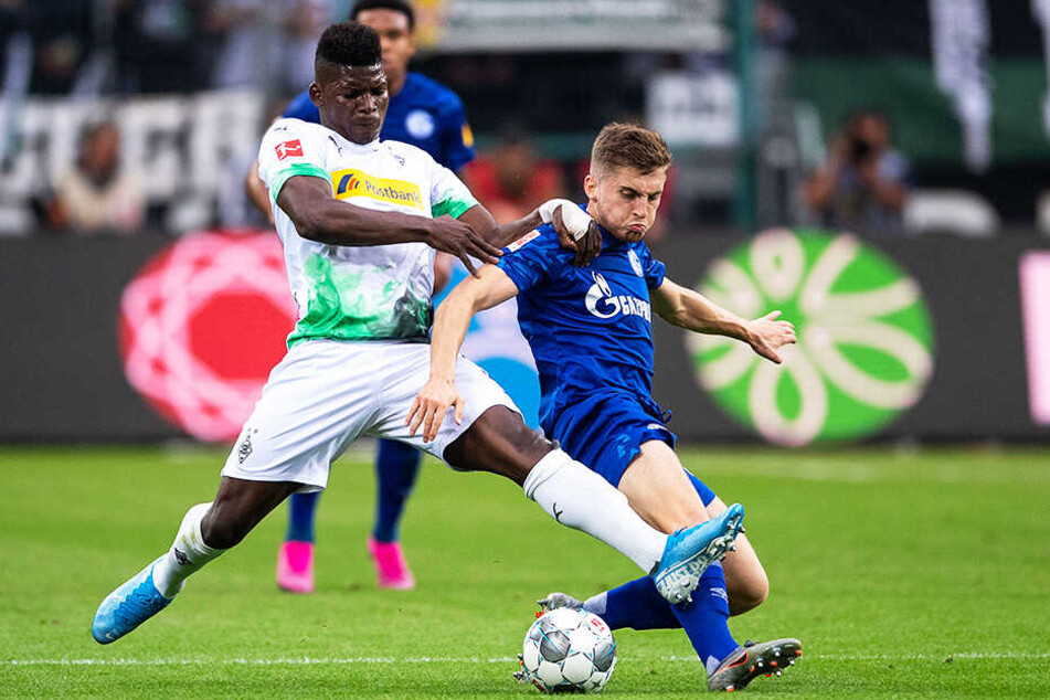Duell der Neuzugänge: Ex-Schalker Breel Embolo (l.) im Zweikampf mit Jonjoe Kenny von S04.
