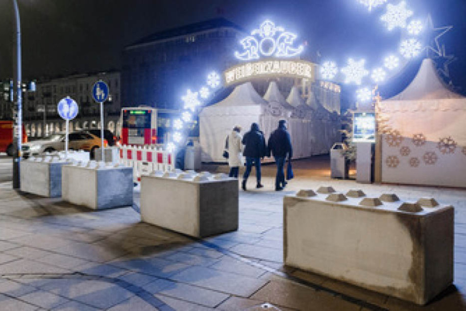 Die Betonpoller sollen den "Winterzauber"-Markt am Jungfernstieg vor Anschlägen mit Fahrzeugen schützen.