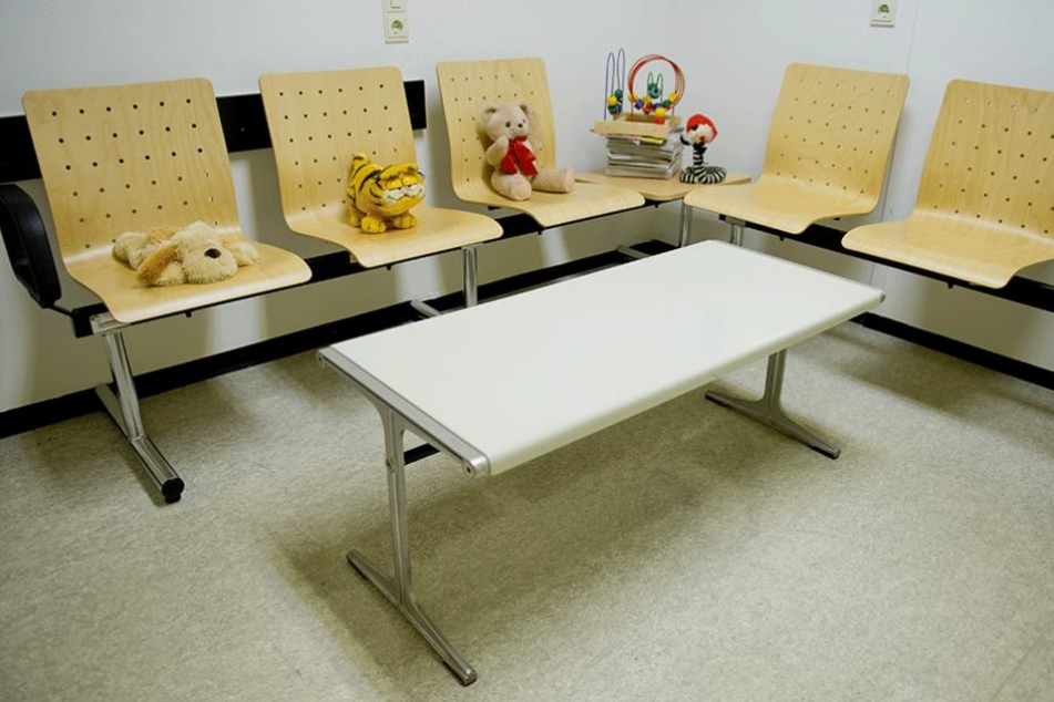 Kuscheltiere liegen in einem Wartezimmer in der niedersächsischen Kinderschutzambulanz.