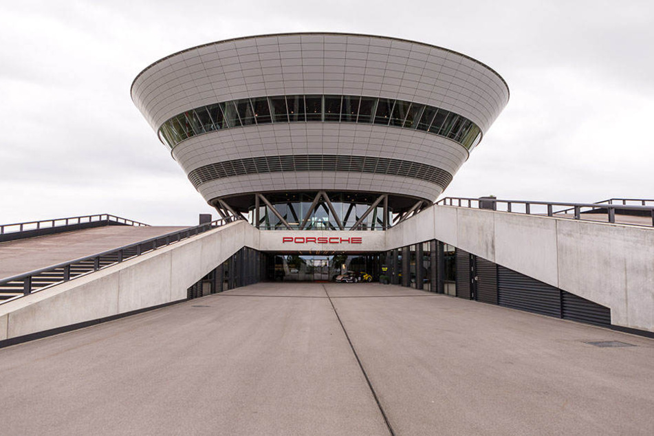 Die Architektur des Porsche-Kundenzentrums in leipzig erinnert an einen Diamanten.