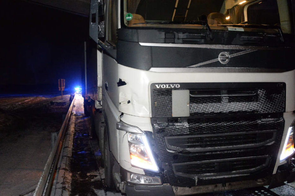 Der Unfall hinterließ einen sichtbaren Schaden an dem Lkw.