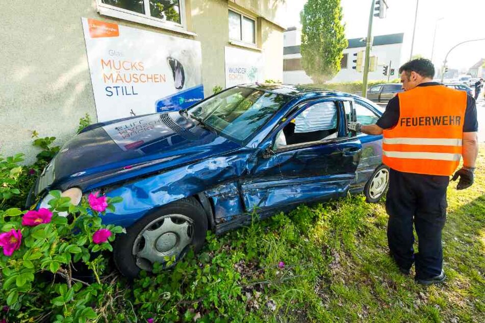 Die Wucht war so groß, das der Mercedes gegen eine Hauswand schleuderte.