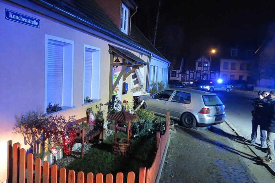 In Stendal ist ein Auto in ein Wohnzimmer gekracht. Der Fahrer war betrunken.