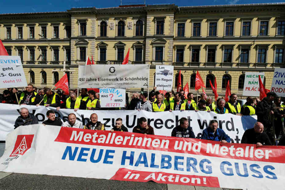 Beschäftigte von ES Guss und der ebenfalls zu Prevent gehörenden Neue Halberg Guss GmbH aus Leipzig protestieren vor dem Landgericht gegen die Zockerei auf ihrem Rücken.