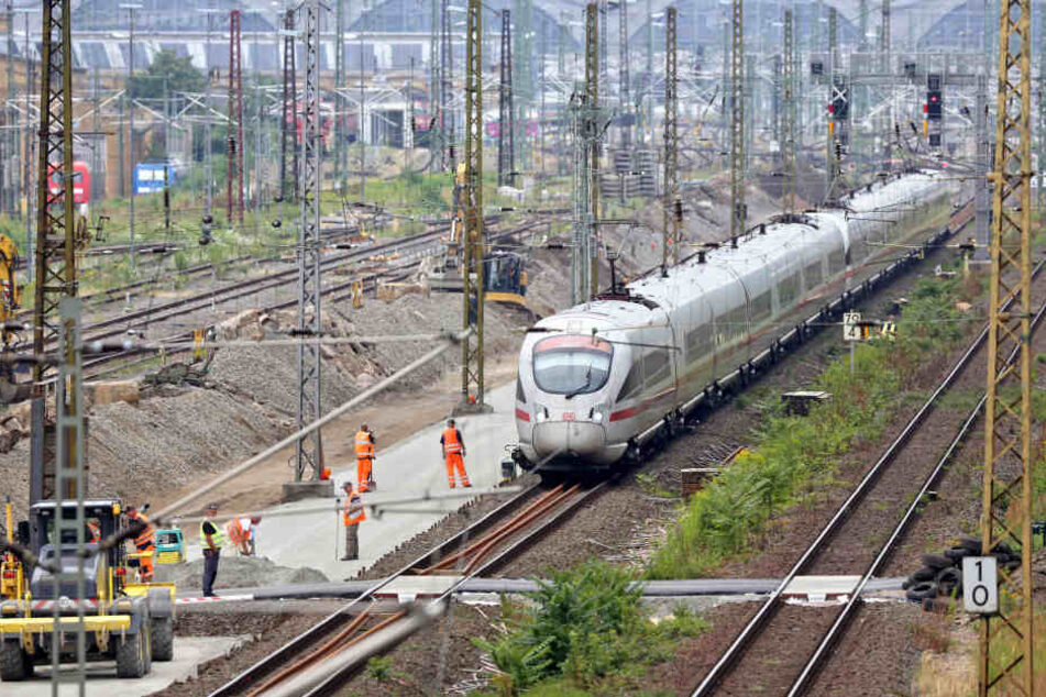 Gleisbauarbeiten im Einfahrtsbereich des Leipziger Hauptbahnhofs.