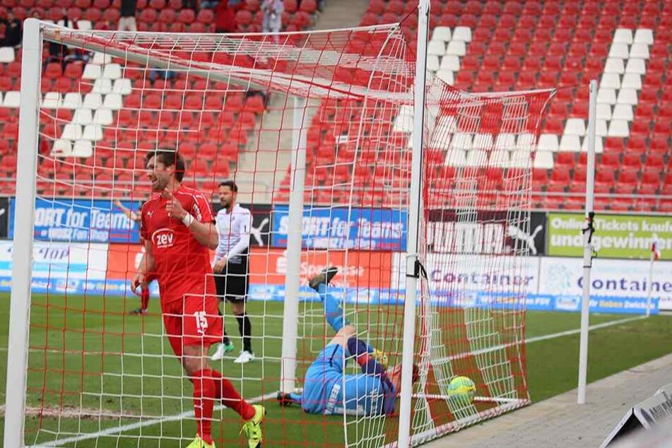 Erfolgreich, aber kein Zuschauermagnet! Beim Treffer zum 1:0 für den FSV Zwickau gegen den VfR
Aalen sind die leeren Ränge in der neuen Arena des Drittligisten gut zu sehen.