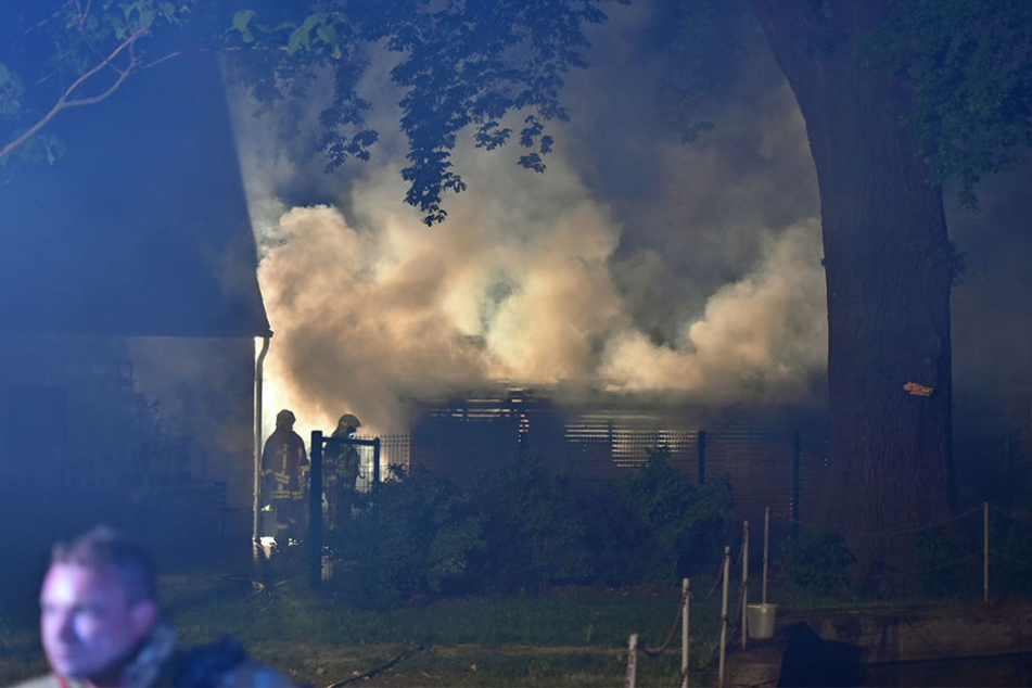 In dem Unterstand waren Holz und Gartengeräte gelagert, was die Löscharbeiten der Feuerwehr erschwerte.