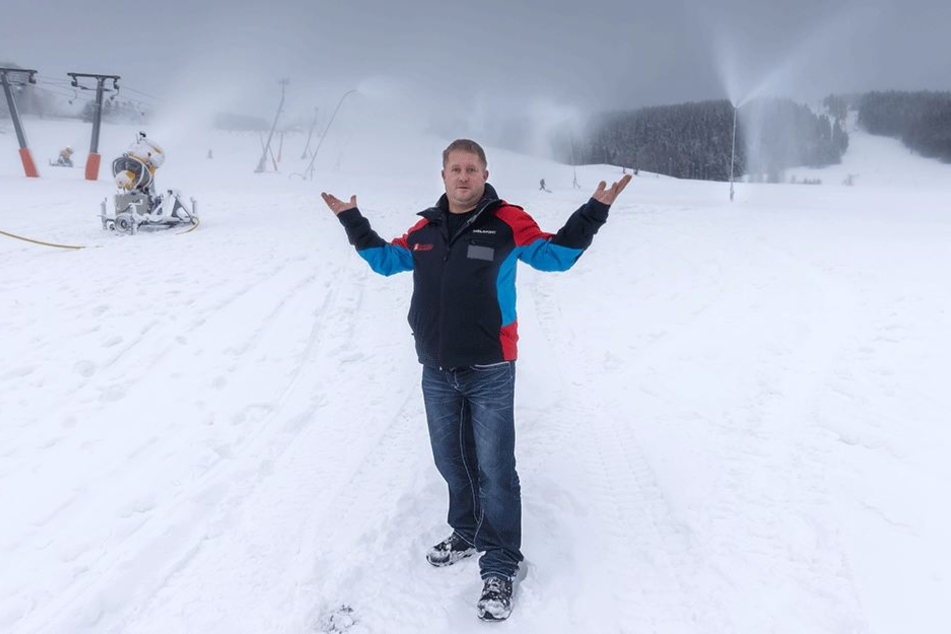 Feuer frei: Auf den Fichtelberg röhren die Schneekanonen. Die lässt Rene Lötsch (45), Chef der Fichtelberg Schwebebahn GmbH, ab -3 Grad anwerfen.