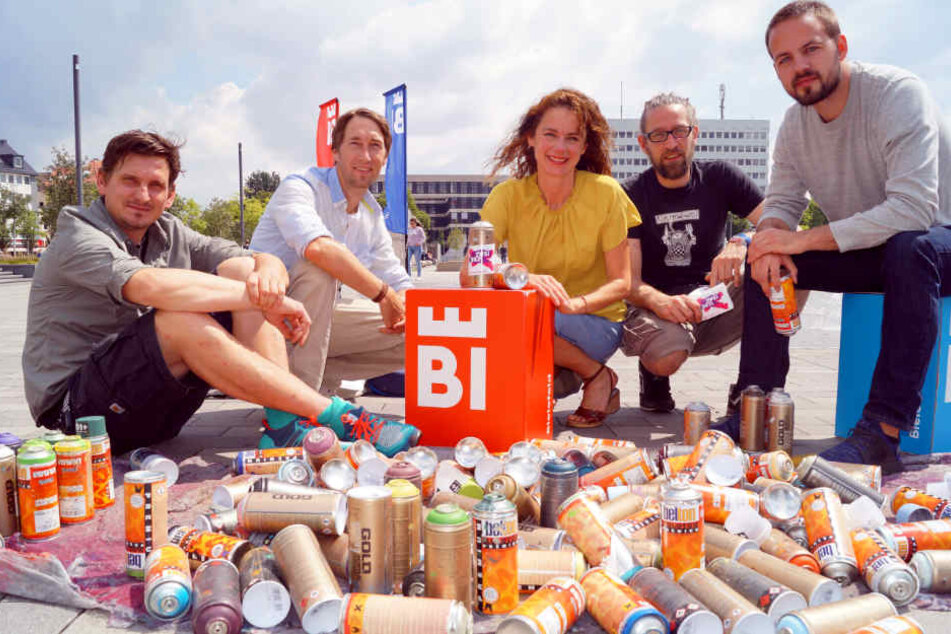 p.p1 {margin: 0.0px 0.0px 0.0px 0.0px; font: 16.0px Arial; -webkit-text-stroke: #000000} span.s1 {font-kerning: none} Auf dem Kesselbrink: Frederik Brockmeyer, Denis Kelle, Christian Müller und Mitja Frentrup (v. l.) vom Verein hoch2 mit Kati Bölefahr-Be