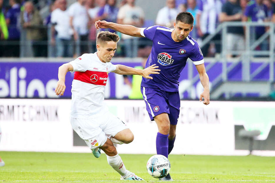 Aues Dimitrij Nazarov (r.) tankt sich gegen Stuttgarts Philipp Klement durch.
