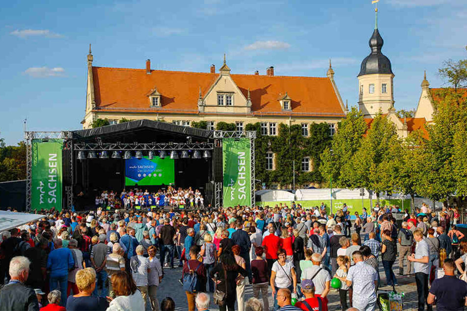 Das Bühnenprogramm lockte Freitag viele Besucher.