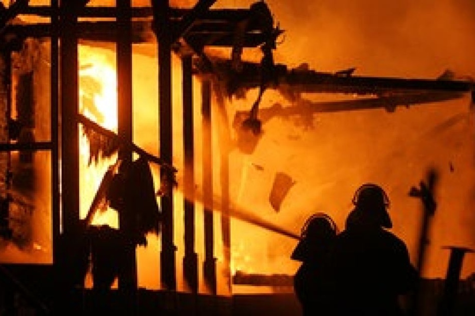 Die Einsatzkräfte konnten die Flammen zwar unter Kontrolle bringen. Der Mann war allerdings im Feuer schon verstorben. (Symbolbild)