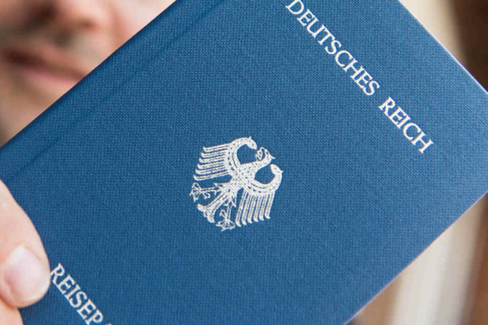 Reichsbürger erkennen die BRD nicht an, basteln sich ihre eigenen Reisepässe. 