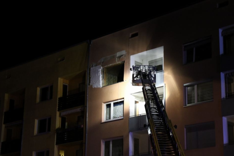 Bei der Explosion hat es vier Verletzte gegeben, teilten Feuerwehr und Polizei mit.