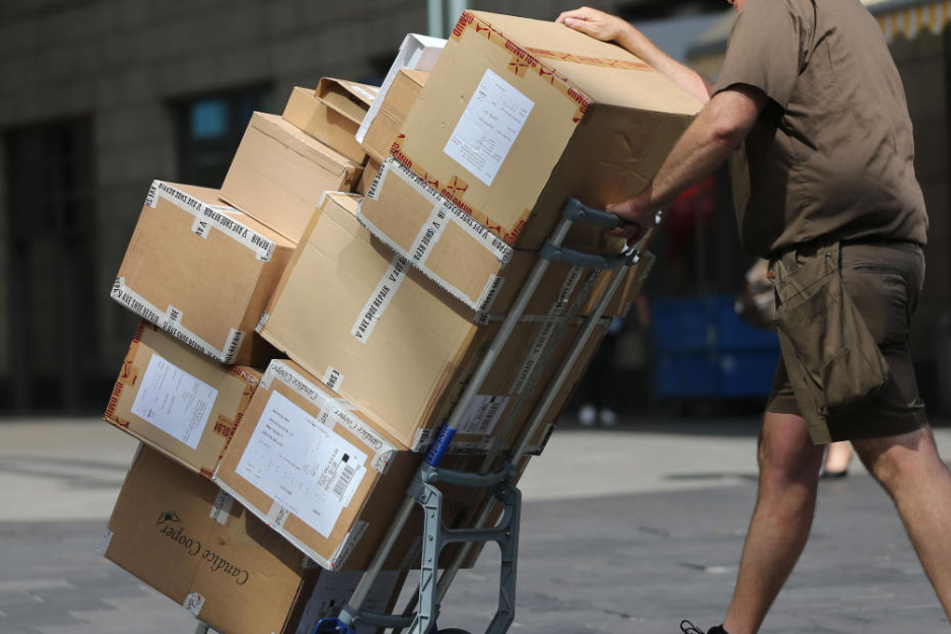 Der Paketbote gab Adressen in seinem eigenen Zustellgebiet an. (Symbolbild)