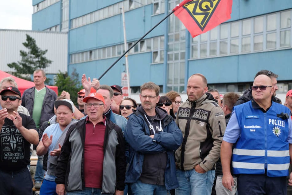 Fühlen sich von der Unternehmensleitung kriminalisiert: die streikenden Mitarbeiter der Leipziger Halberg-Gießerei.